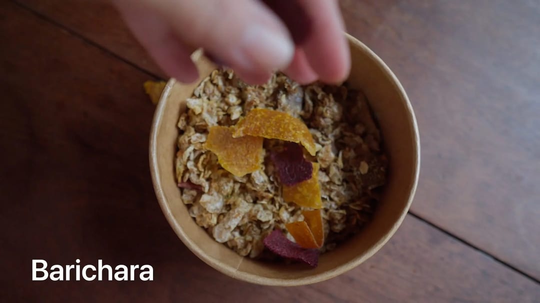 Cuenco de granola con fruta seca listo para comer en Casa Común, con el texto "Barichara".