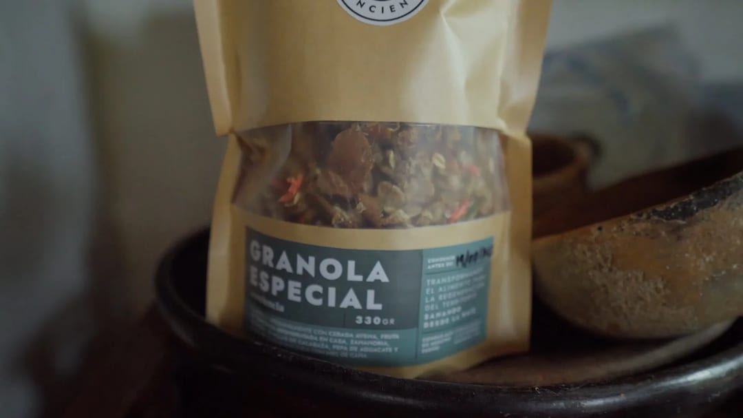 Bolsa de 330 gramos de granola especial de Casa Común, una opción nutritiva para el desayuno.