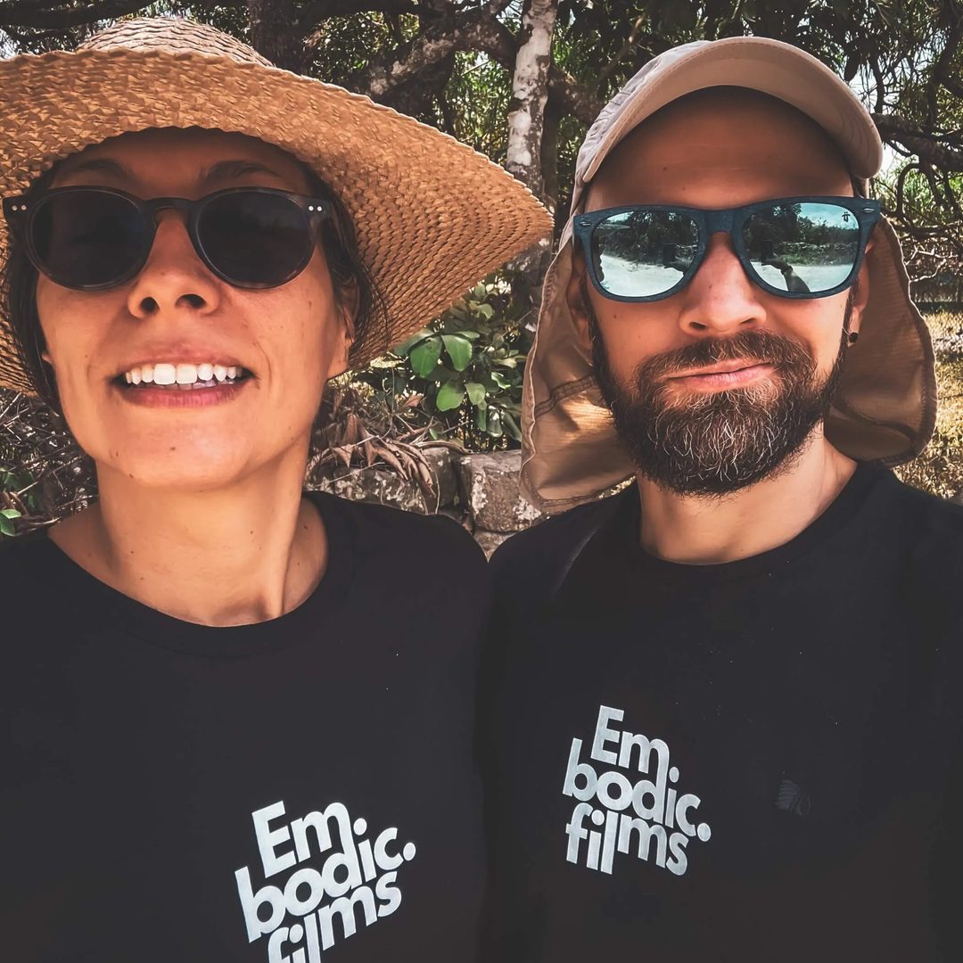 El equipo de Embodic en exteriores con camisetas del estudio.
