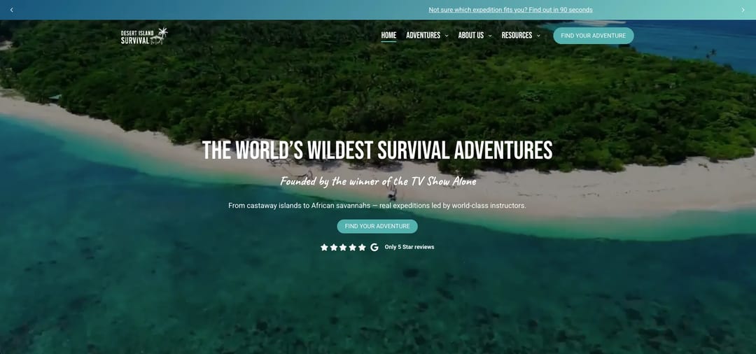 Página principal de Desert Island Survival con una vista aérea de una isla tropical.