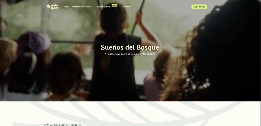 Sitio de Sueños del Bosque con niños aprendiendo en la naturaleza.