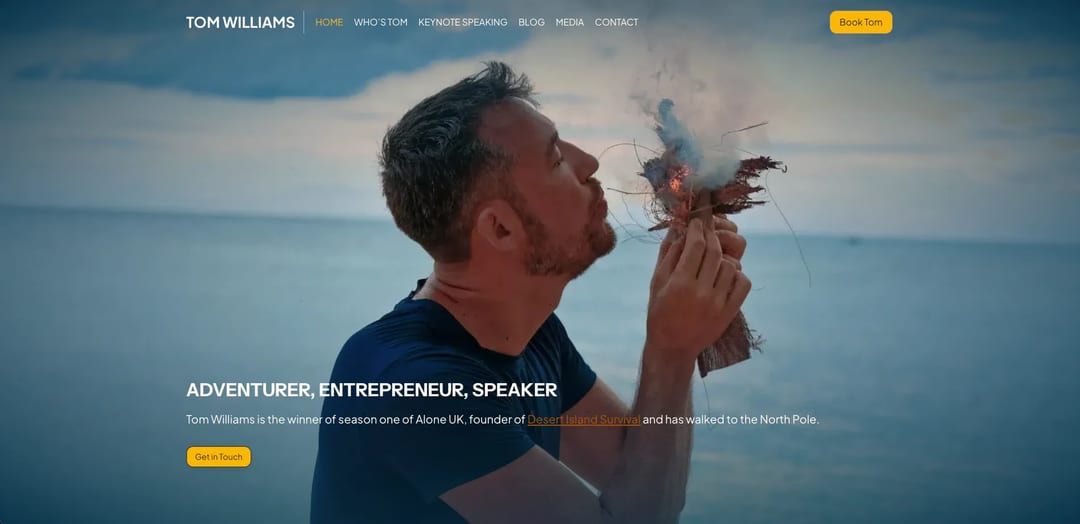 Tom Williams encendiendo fuego junto al mar.
